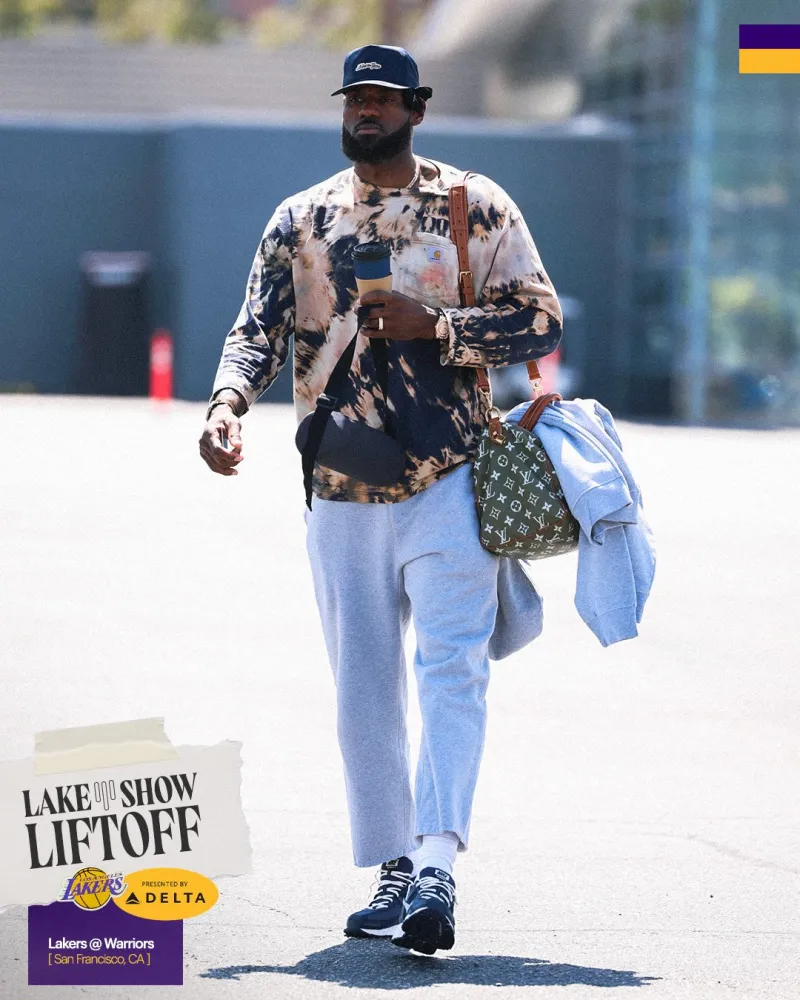 海星电竞-对阵勇士！湖人社媒分享球员奔赴金州登机组图，詹姆斯出镜